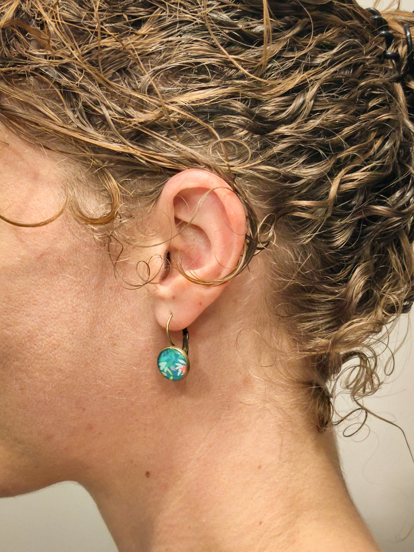 Boucles d’oreilles dormeuses – Cercles graphiques en vert et saumon