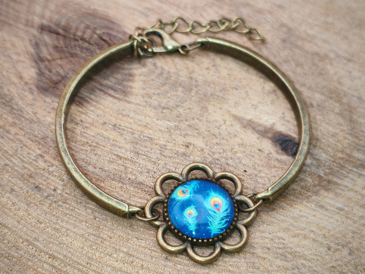 Bracelet bronze avec cabochon motif plumes de paon