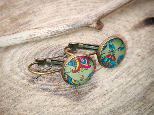 Boucles d’oreilles dormeuses – Fleurs bohèmes sur fond amande