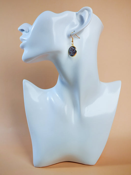 Boucles d’oreilles – Arabesques pourpres sur fond nacré