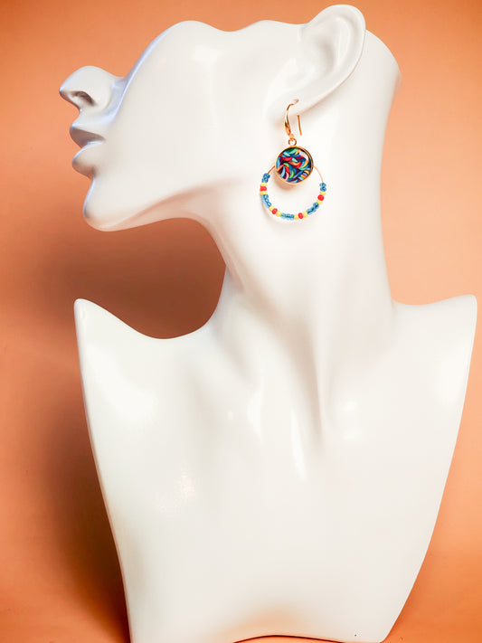 Boucles d’oreilles – Créoles dorées & cabochons tourbillons colorés