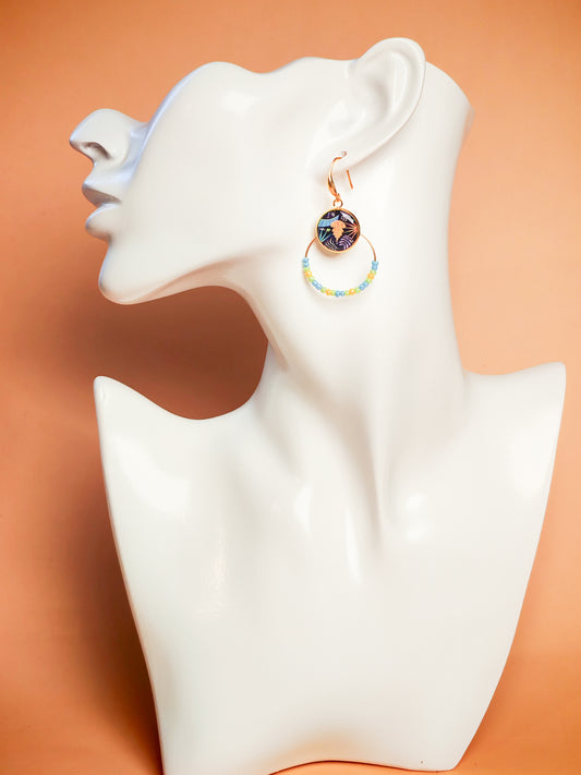 Boucles d’oreilles – Créoles dorées & cabochons jungle marine