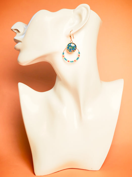 Boucles d’oreilles – Créoles dorées & cabochons bleu nuit à motifs paisley