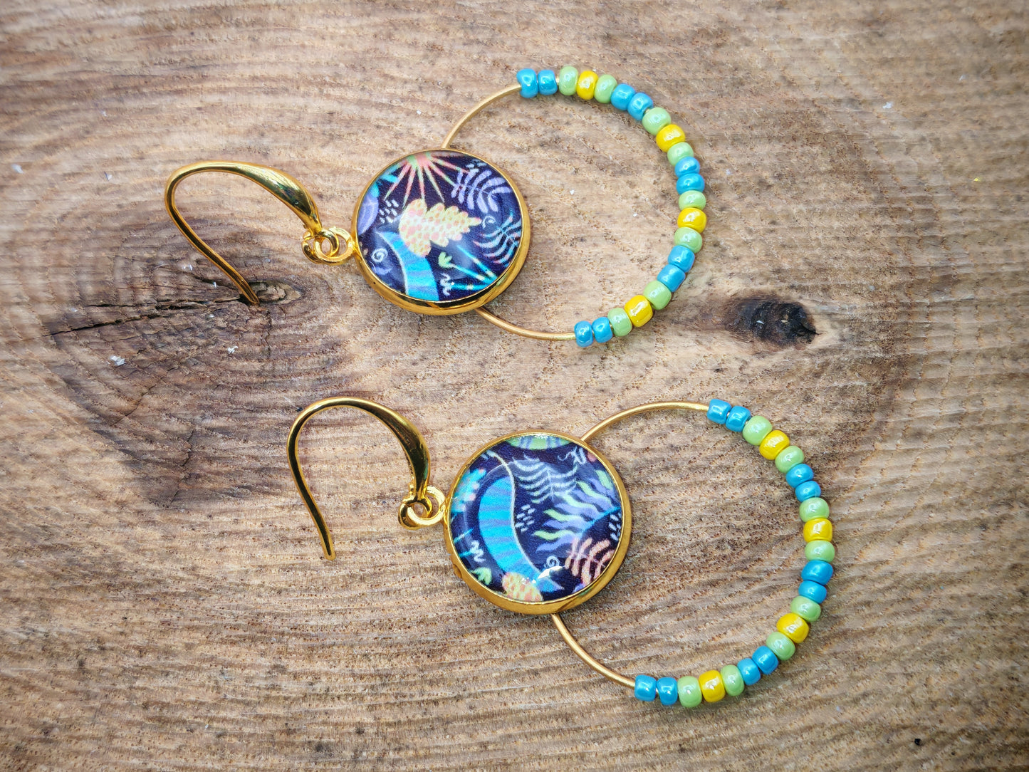 Boucles d’oreilles – Créoles dorées & cabochons jungle marine