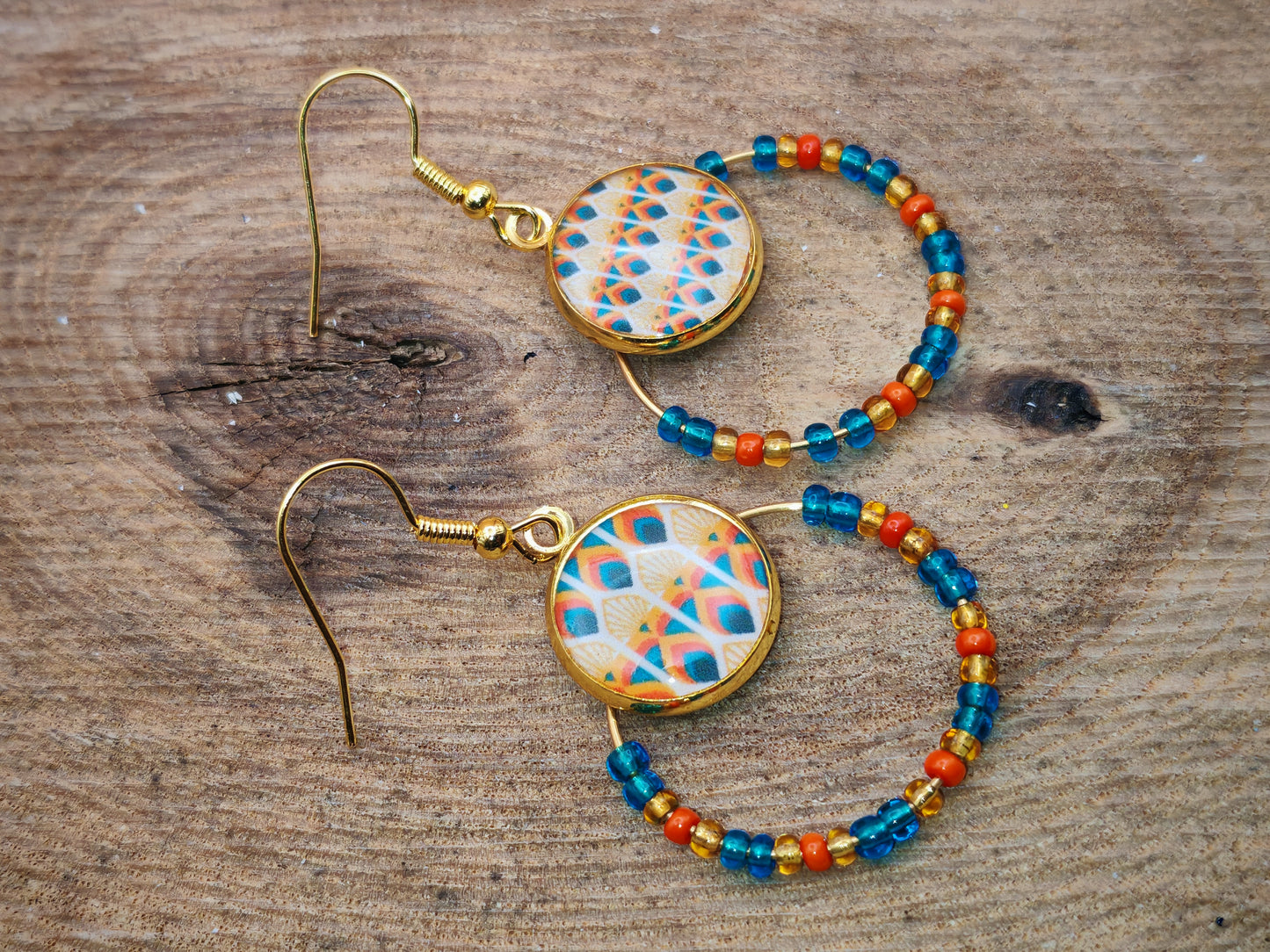 Boucles d’oreilles – Créoles dorées & cabochons motifs Art Déco