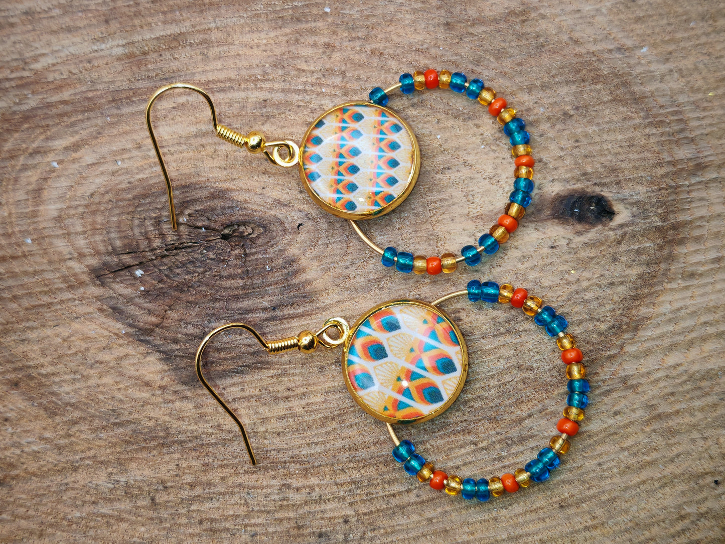Boucles d’oreilles – Créoles dorées & cabochons motifs Art Déco