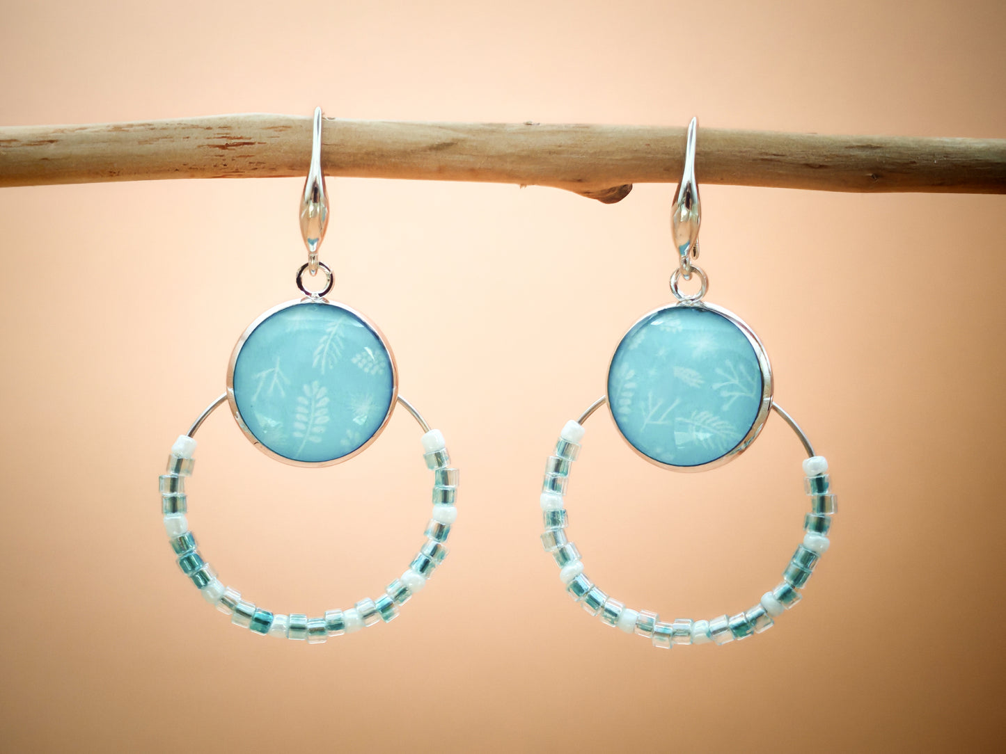 Boucles d’oreilles – Créoles argentées & cabochons feuillages givrés