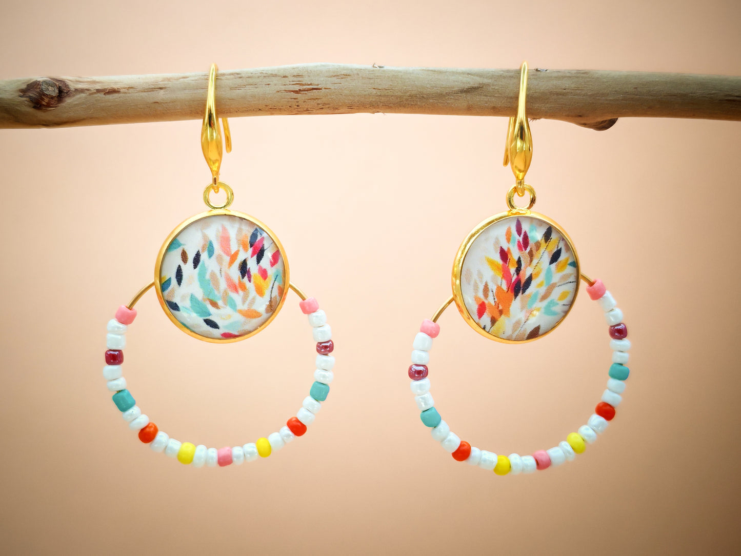 Boucles d’oreilles – Créoles dorées & cabochons feuillage multicolore