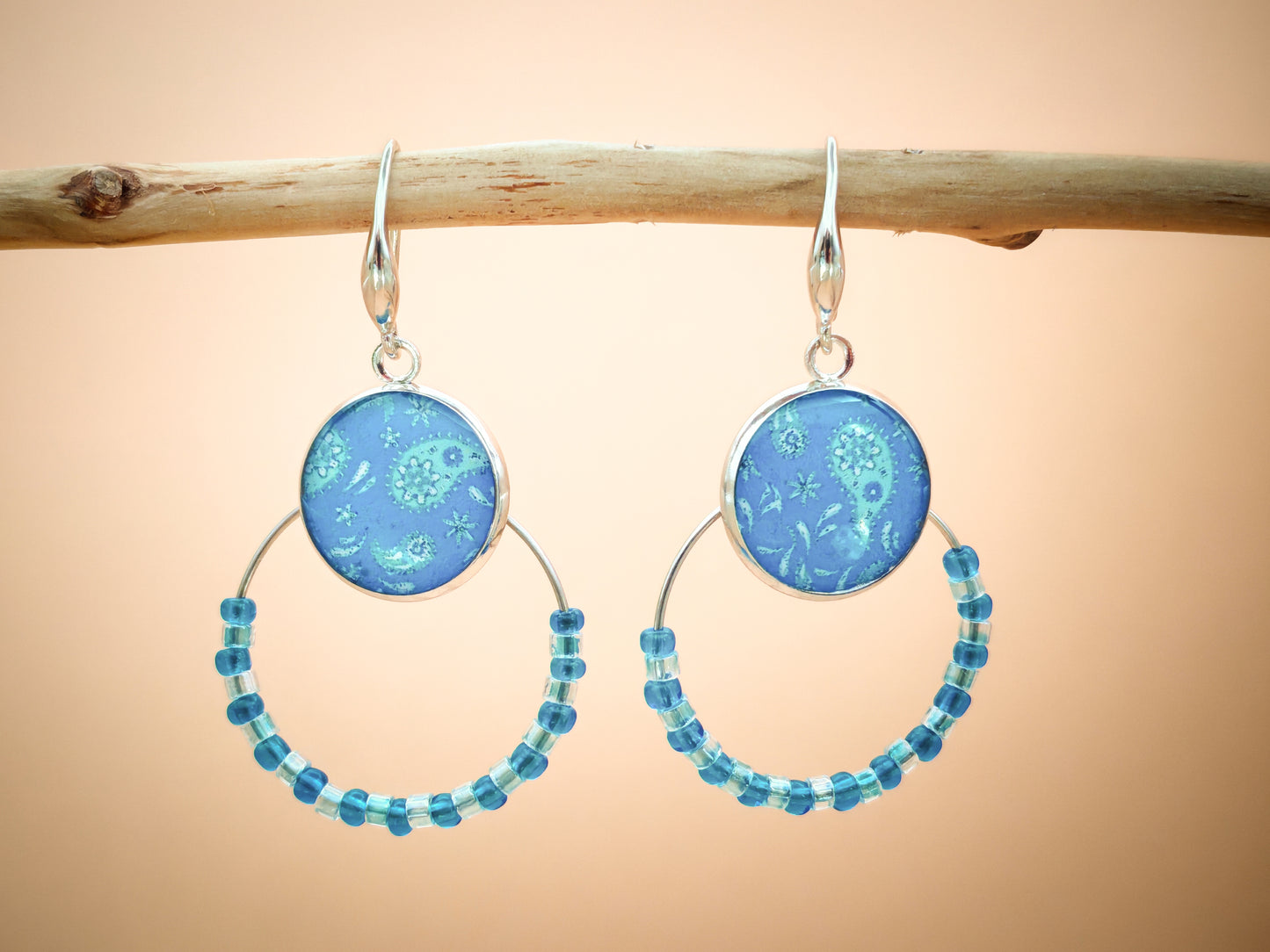 Boucles d’oreilles – Créoles argentées & cabochons bleu océan à motifs paisley