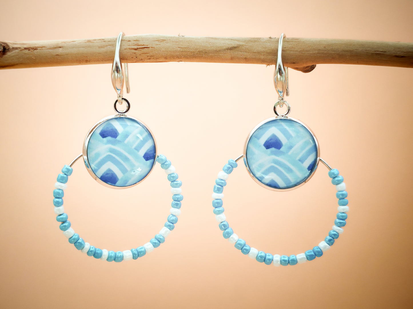 Boucles d’oreilles – Créoles argentées & cabochons bleu ciel aquarellés