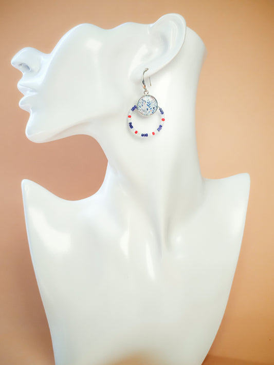 Boucles d’oreilles – Créoles argentées & cabochons fleuris bleu porcelaine