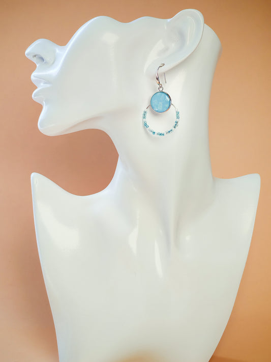 Boucles d’oreilles – Créoles argentées & cabochons feuillages givrés