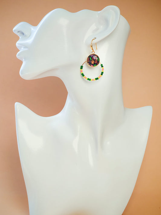 Boucles d’oreilles – Créoles dorées & cabochons feuillage tropical
