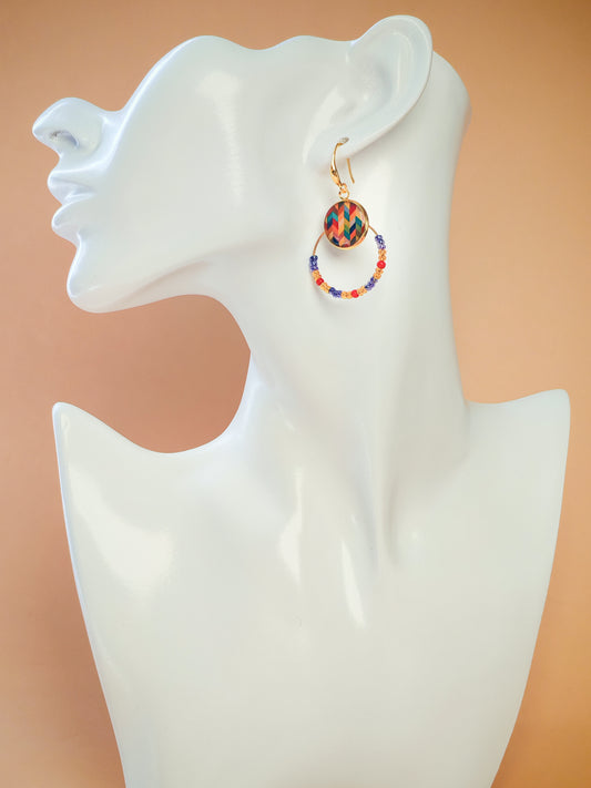 Boucles d’oreilles – Créoles dorées & cabochons chevrons multicolores