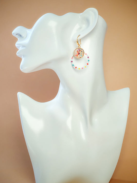 Boucles d’oreilles – Créoles dorées & cabochons feuillage multicolore