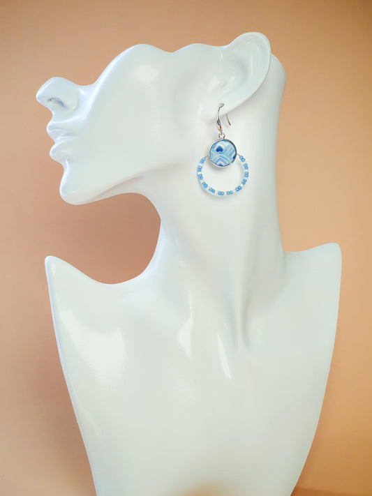 Boucles d’oreilles – Créoles argentées & cabochons bleu ciel aquarellés