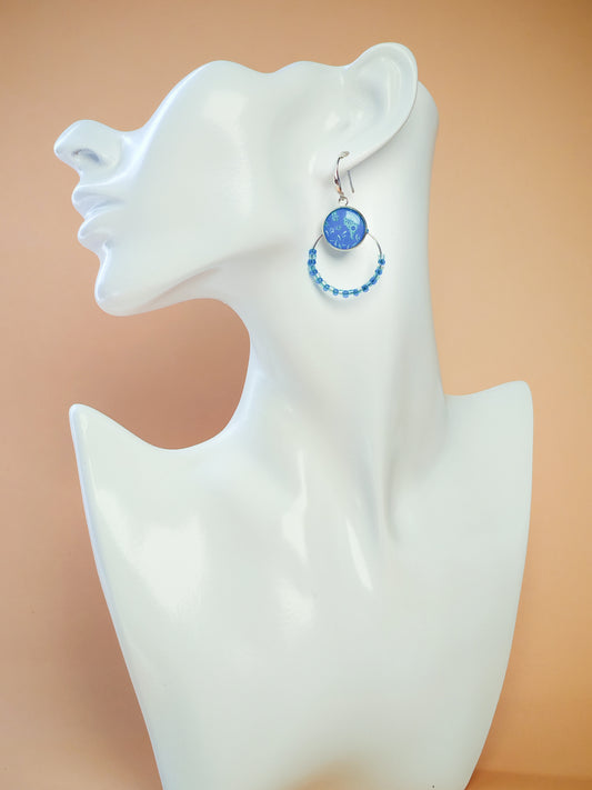 Boucles d’oreilles – Créoles argentées & cabochons bleu océan à motifs paisley
