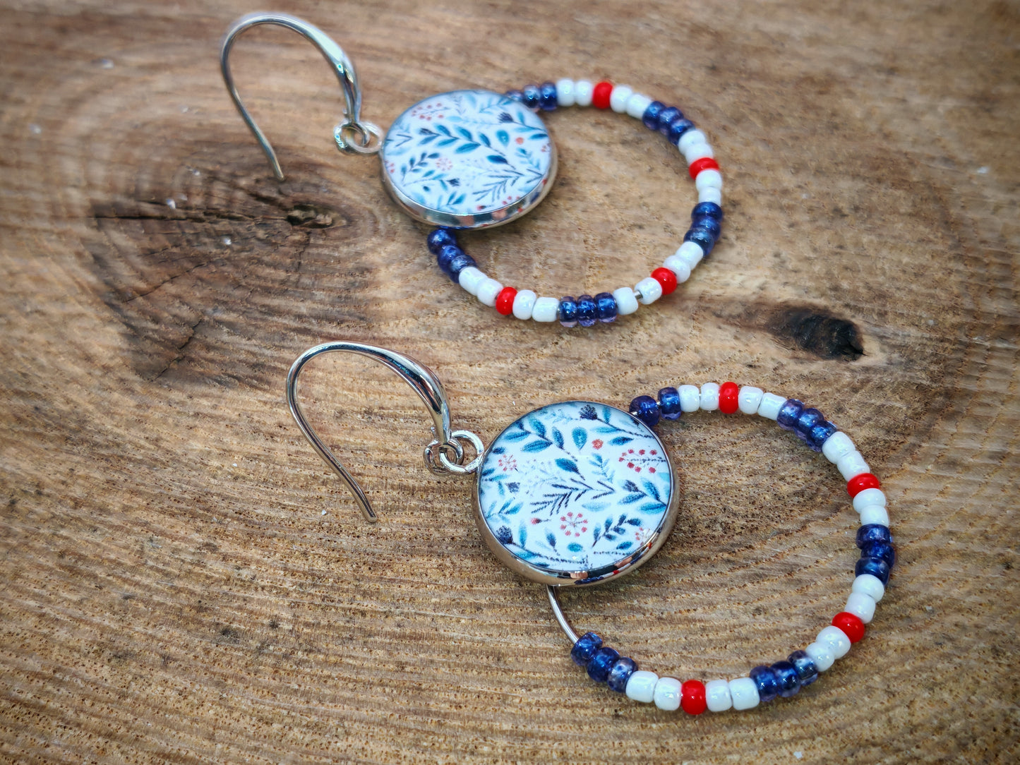 Boucles d’oreilles – Créoles argentées & cabochons fleuris bleu porcelaine