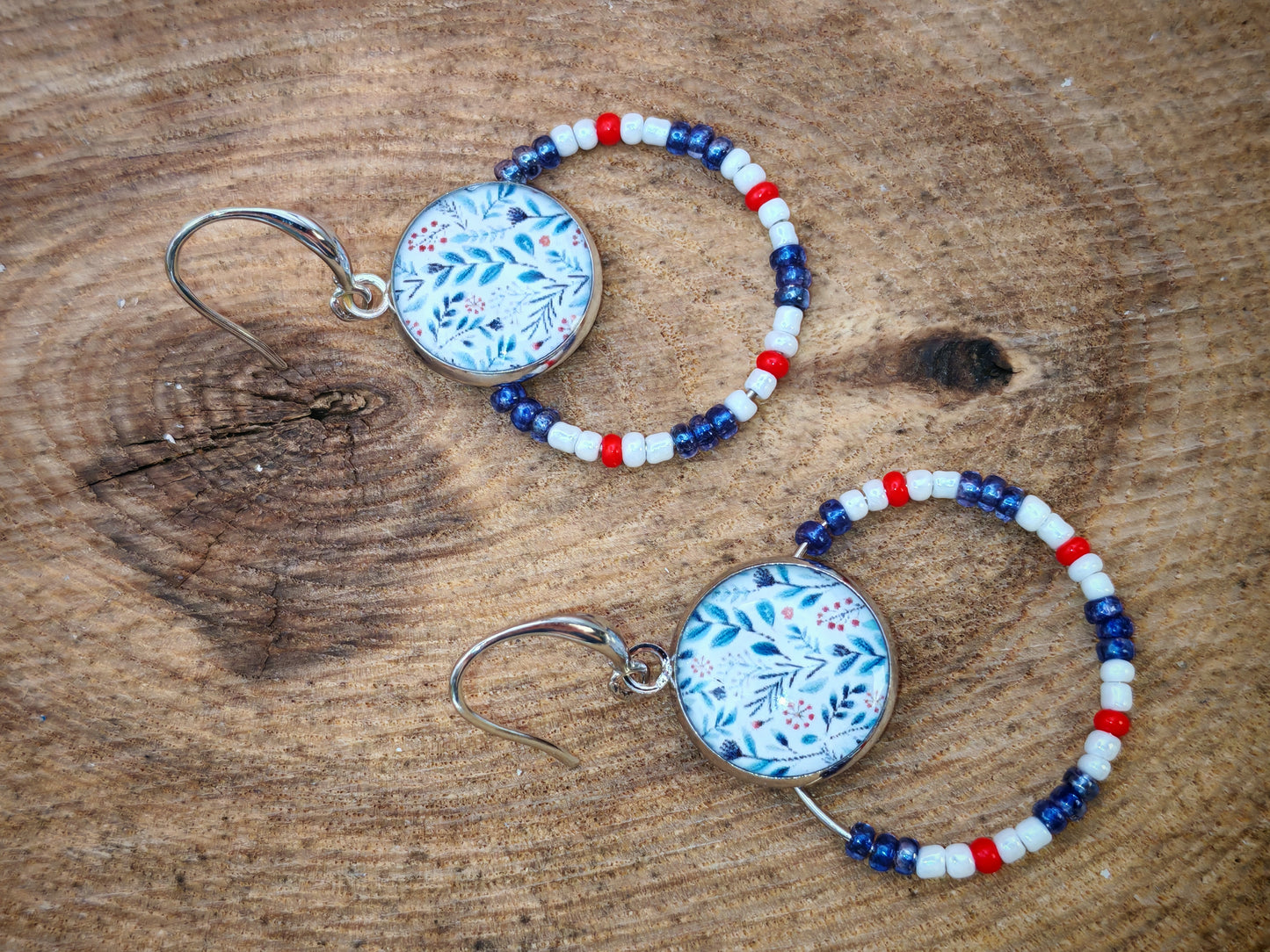Boucles d’oreilles – Créoles argentées & cabochons fleuris bleu porcelaine