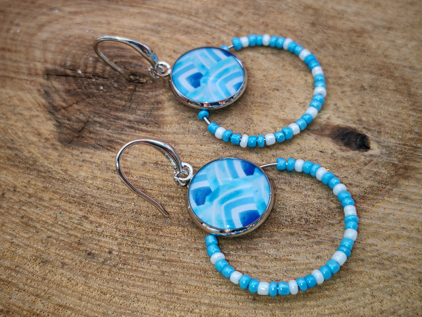 Boucles d’oreilles – Créoles argentées & cabochons bleu ciel aquarellés