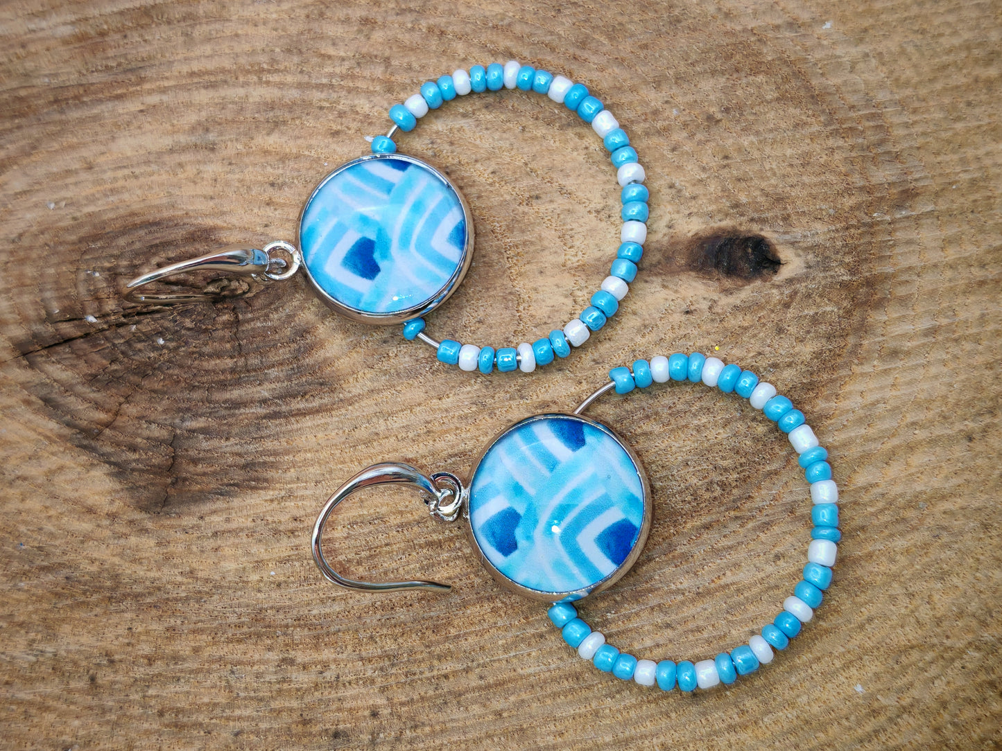 Boucles d’oreilles – Créoles argentées & cabochons bleu ciel aquarellés