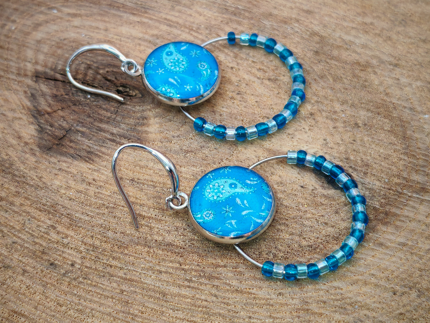 Boucles d’oreilles – Créoles argentées & cabochons bleu océan à motifs paisley