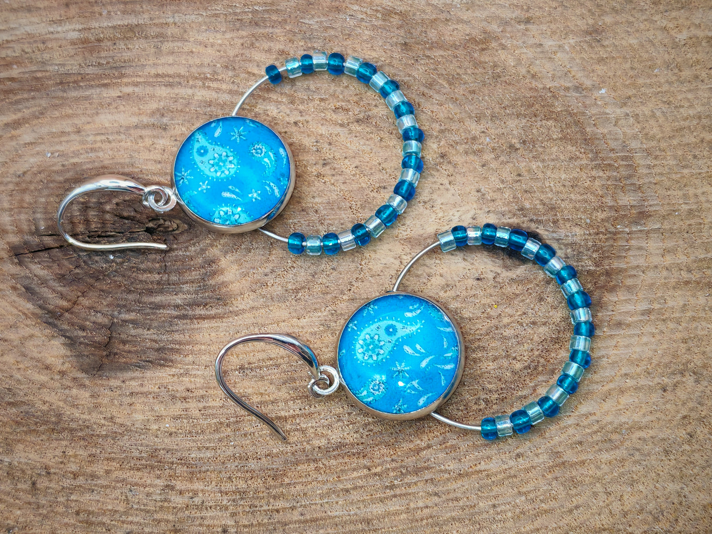 Boucles d’oreilles – Créoles argentées & cabochons bleu océan à motifs paisley