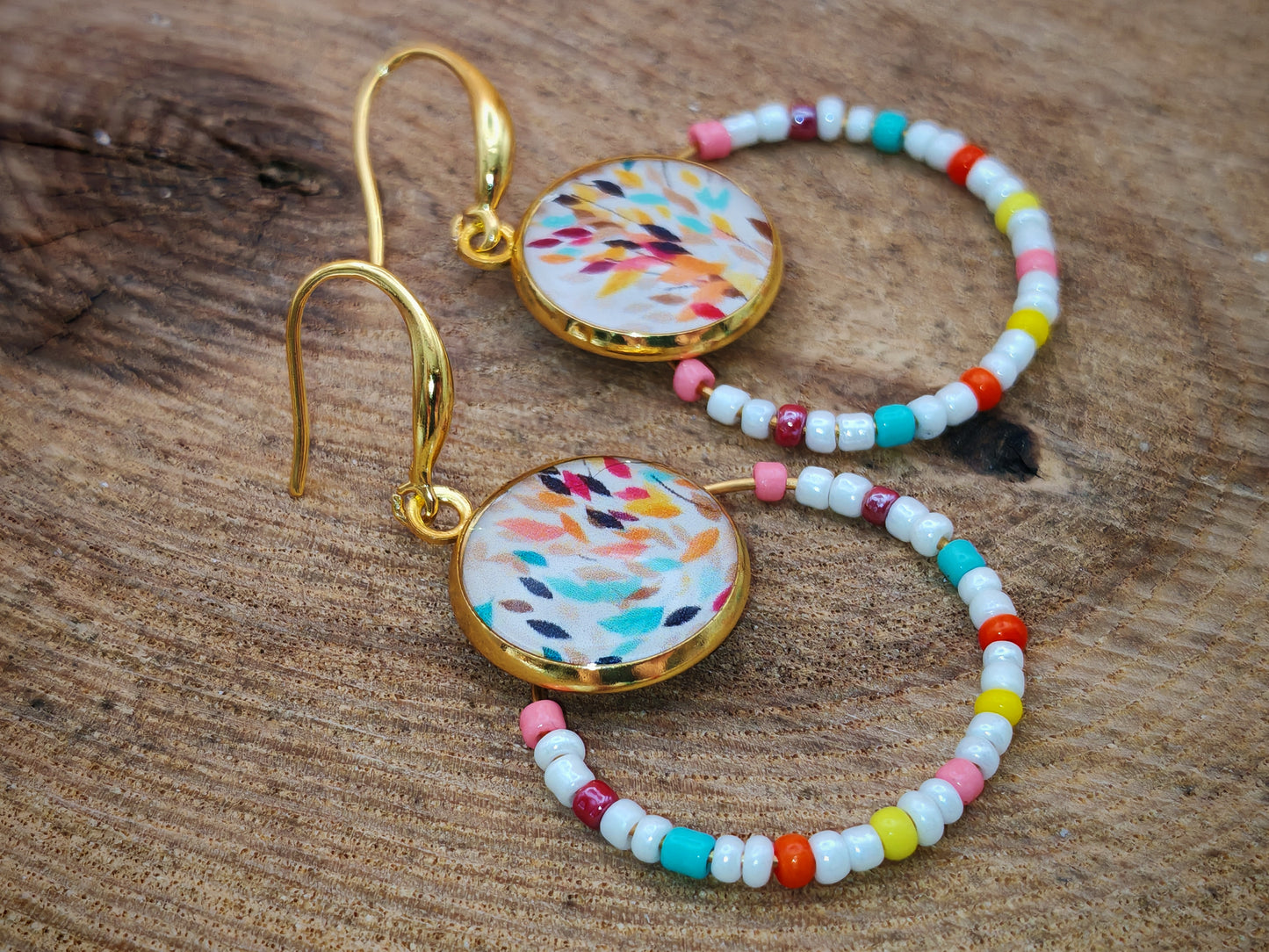 Boucles d’oreilles – Créoles dorées & cabochons feuillage multicolore