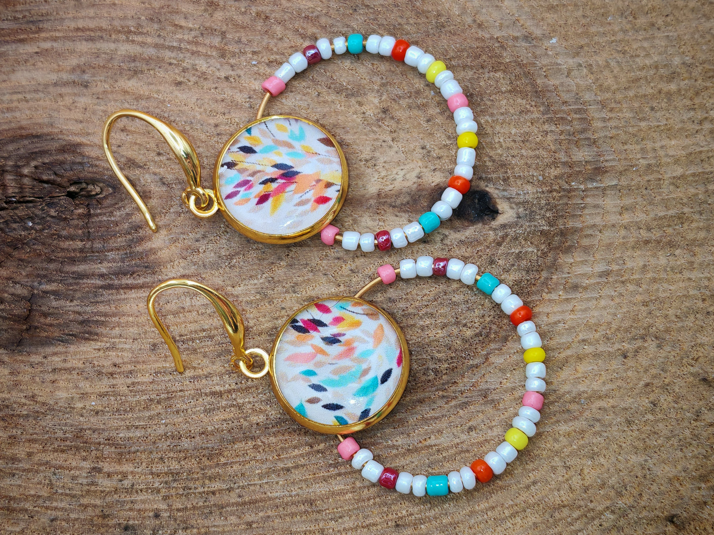 Boucles d’oreilles – Créoles dorées & cabochons feuillage multicolore