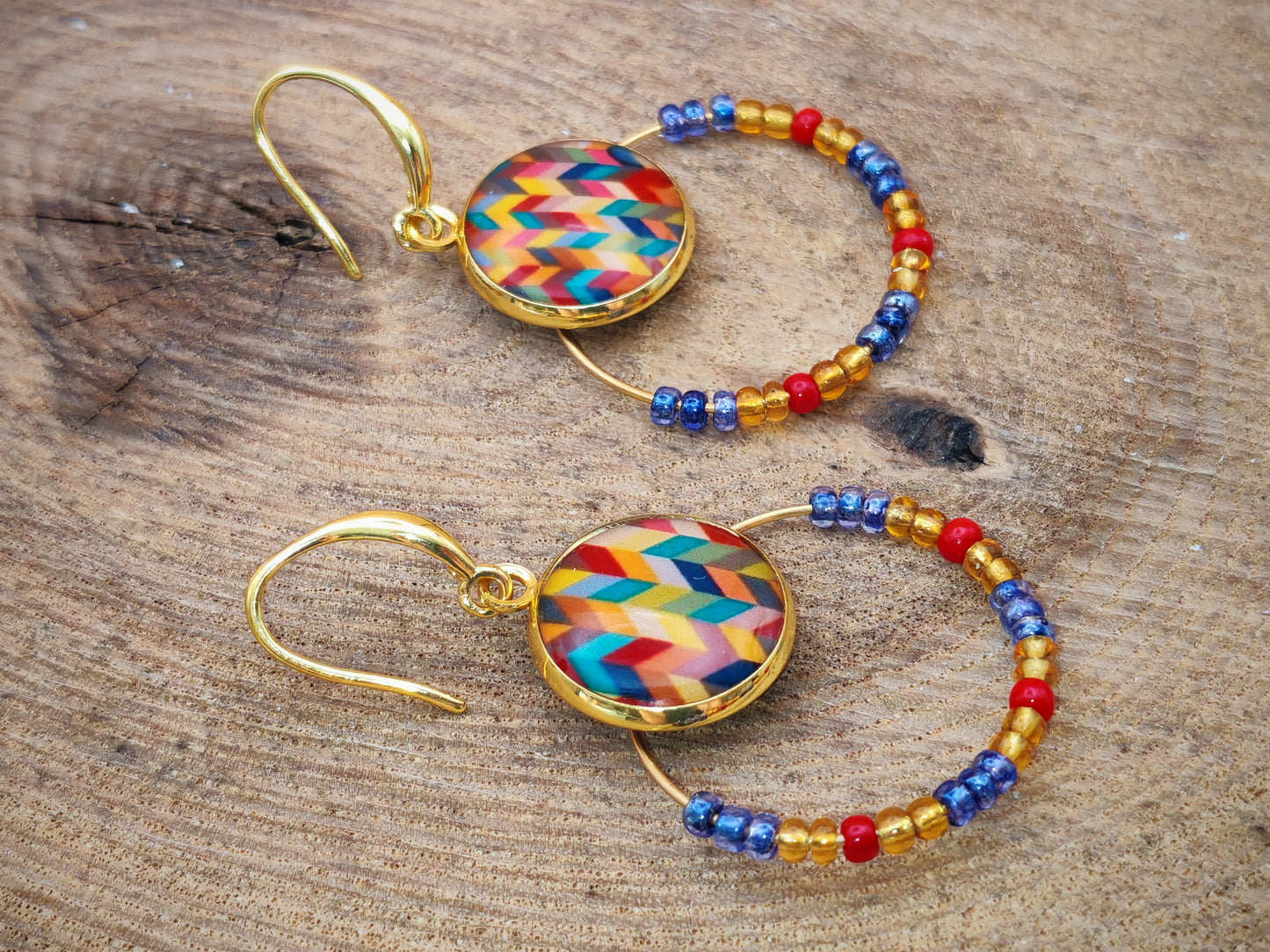Boucles d’oreilles – Créoles dorées & cabochons chevrons multicolores