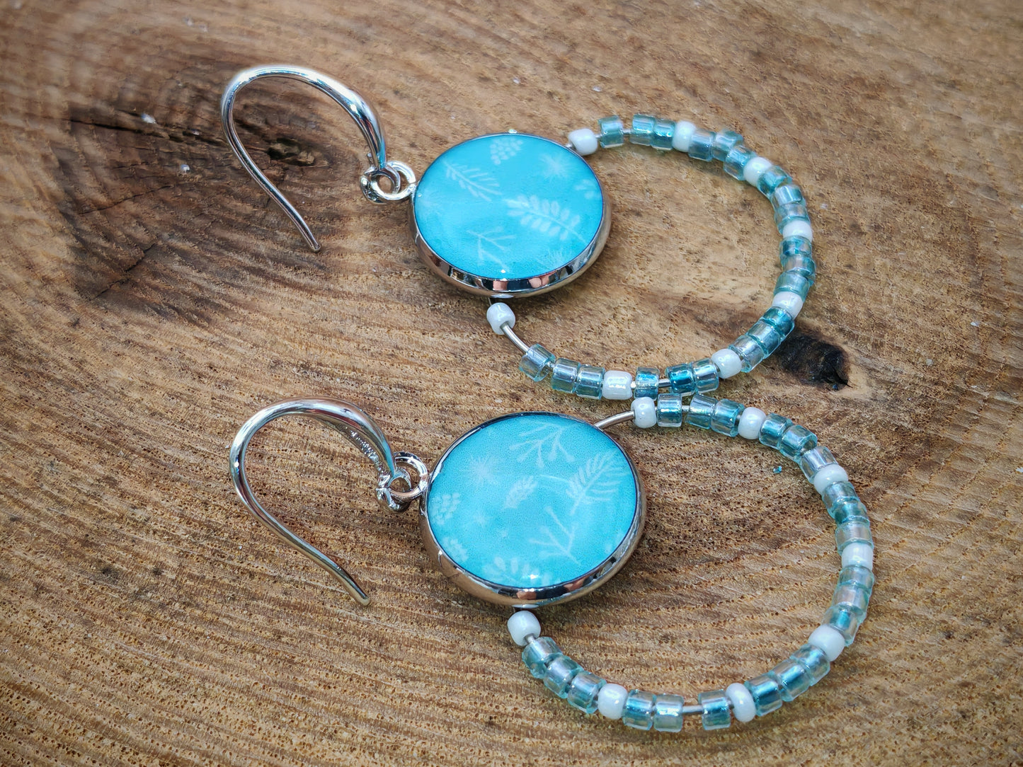 Boucles d’oreilles – Créoles argentées & cabochons feuillages givrés