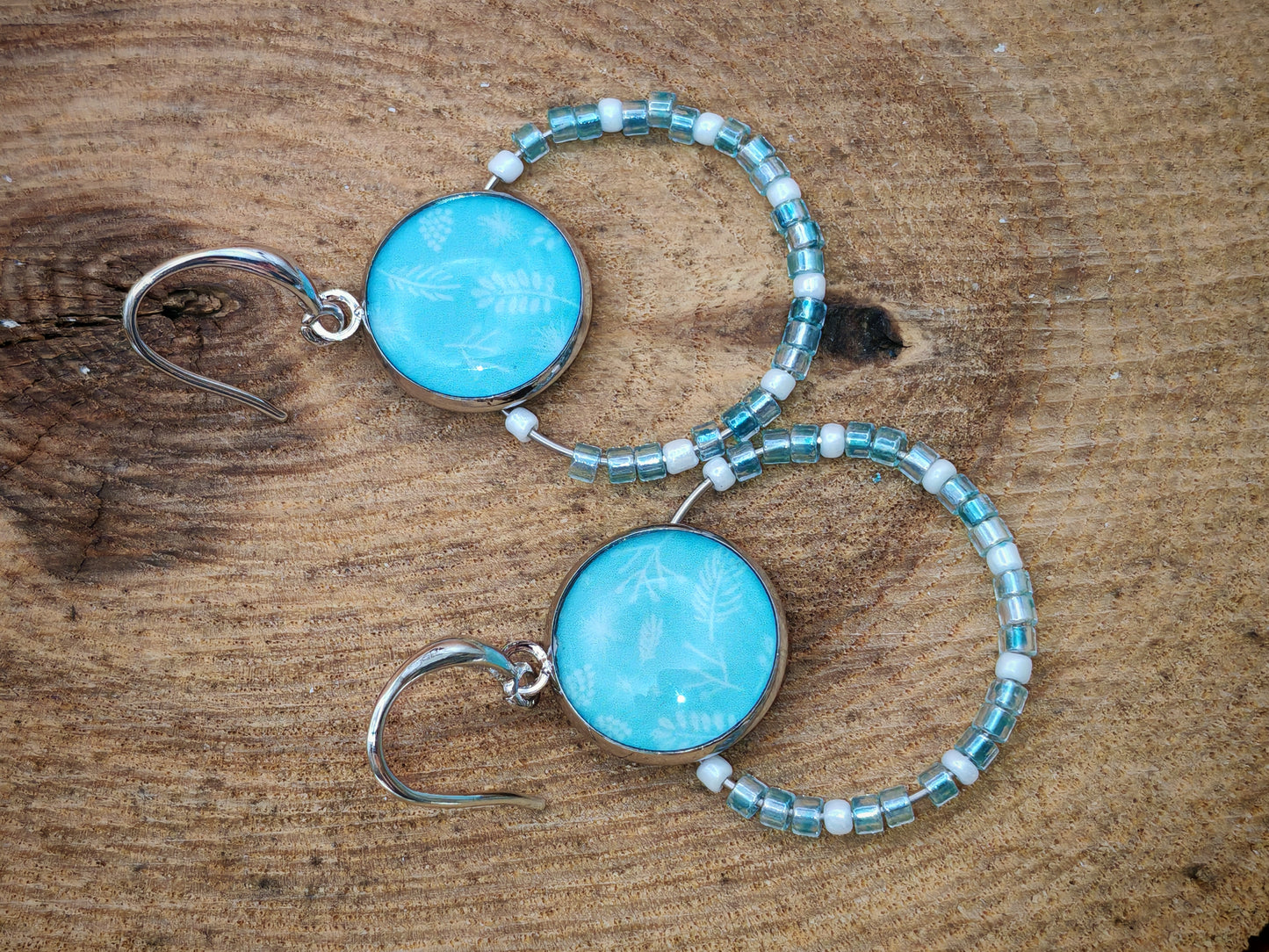Boucles d’oreilles – Créoles argentées & cabochons feuillages givrés