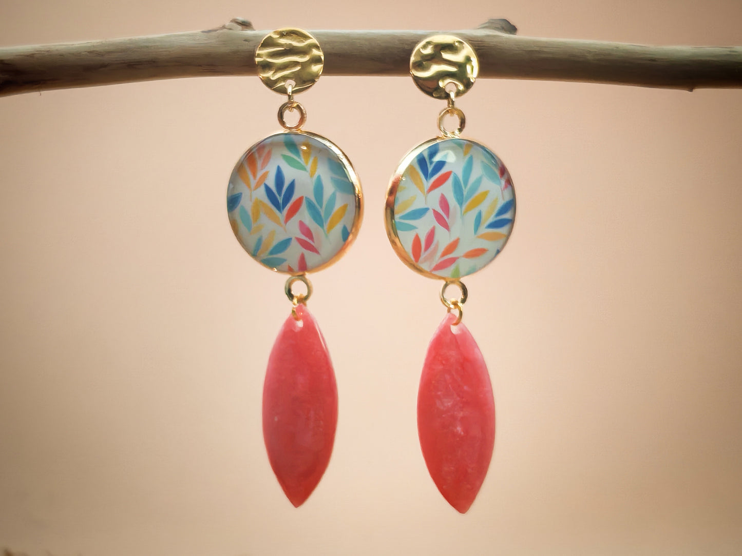 Boucles d’oreilles – Feuilles en fête et goutte framboise