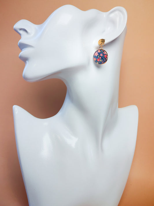 Boucles d’oreilles – Jardin de pétales sur ciel indigo