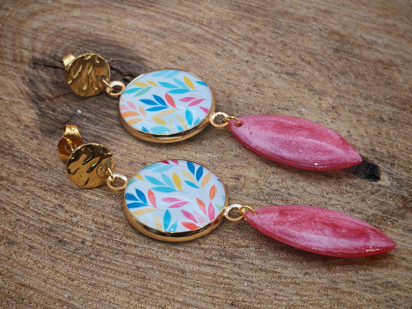 Boucles d’oreilles – Feuilles en fête et goutte framboise
