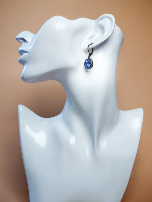 Boucles d’oreilles dormeuses – Fleurs d’ombre et de rosée