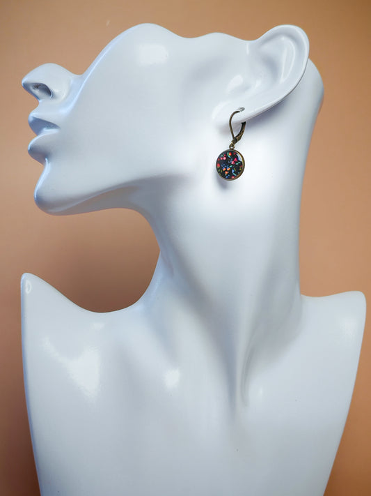 Boucles d’oreilles dormeuses – Broderies florales sur nuit noire