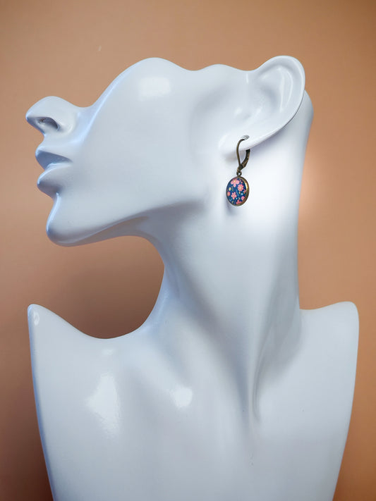 Boucles d’oreilles dormeuses – Douces marguerites sur ciel d’été