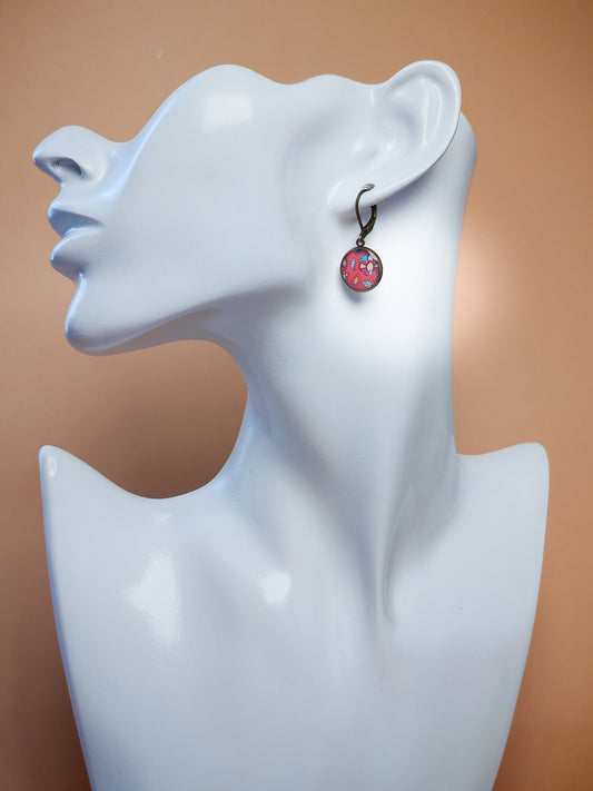 Boucles d’oreilles dormeuses – Tapis fleuri sur fond corail