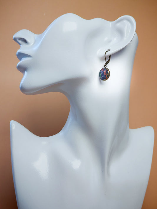 Boucles d’oreilles dormeuses – Feuilles arc-en-ciel sur ciel d’encre