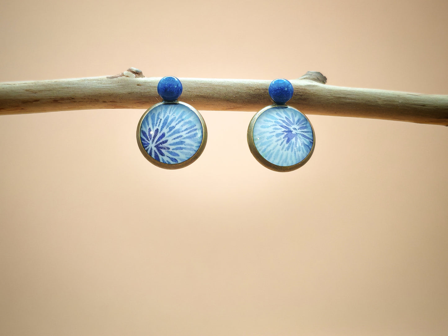 Clous d’oreilles – Spirales d’indigo sur ciel d’aquarelle