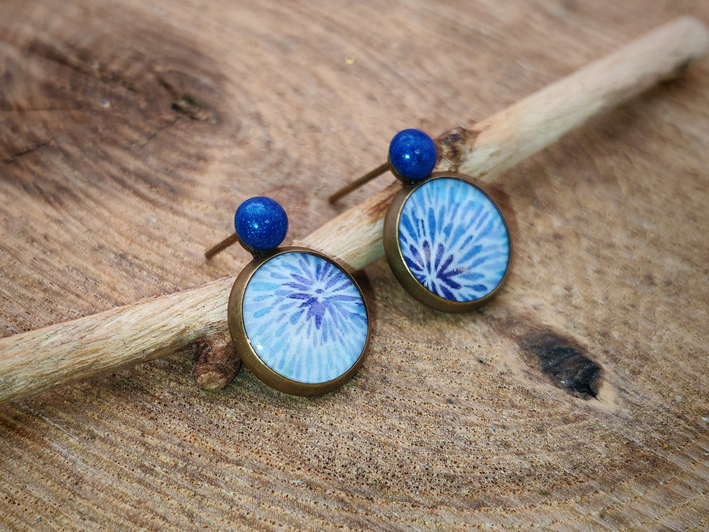 Clous d’oreilles – Spirales d’indigo sur ciel d’aquarelle