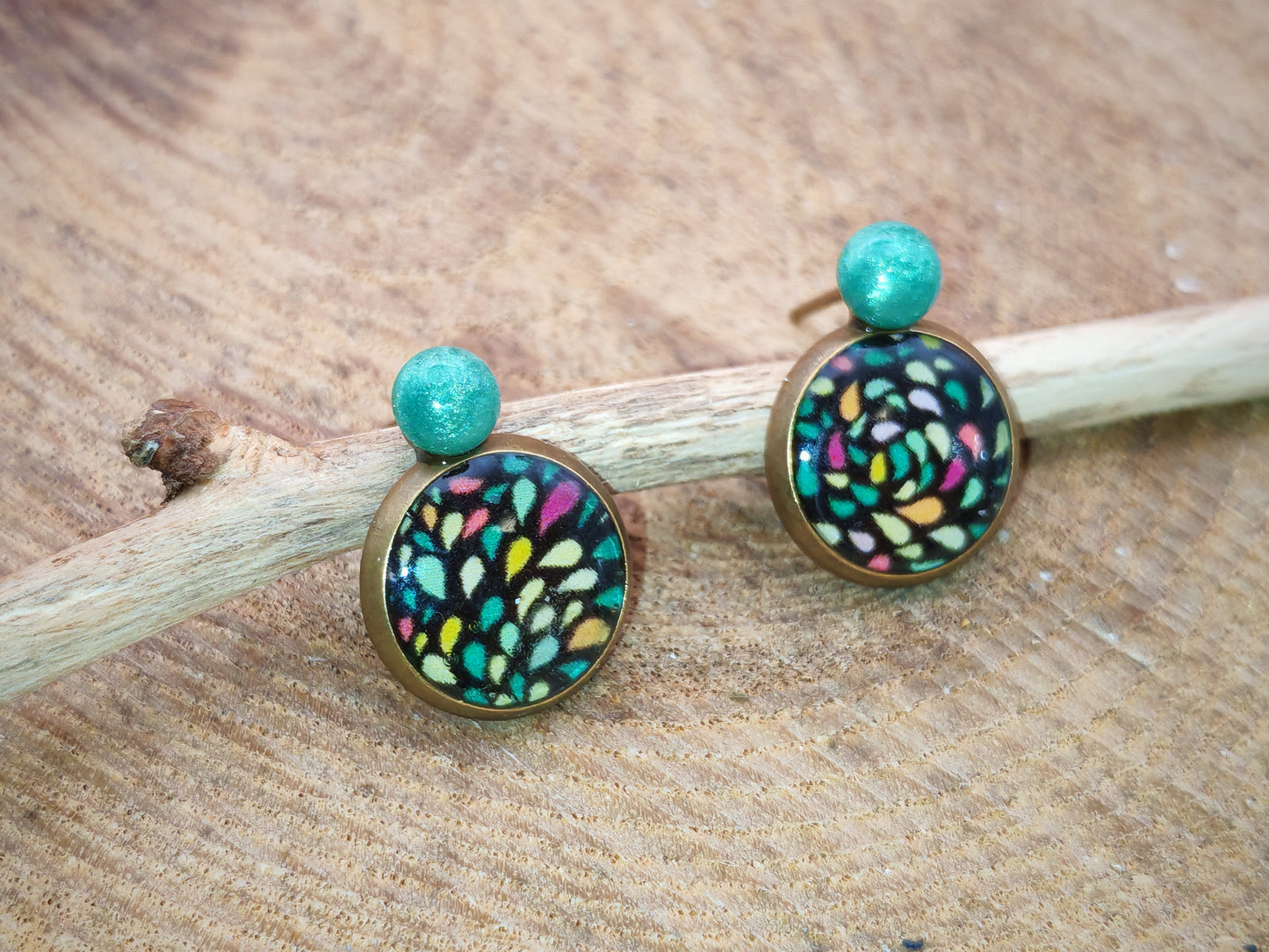 Clous d’oreilles – Feuilles multicolores sur fond nuit
