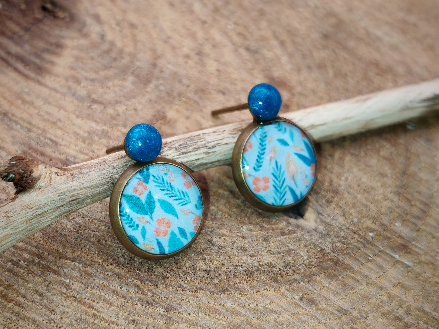 Clous d’oreilles – Jardin corail et bleu clair