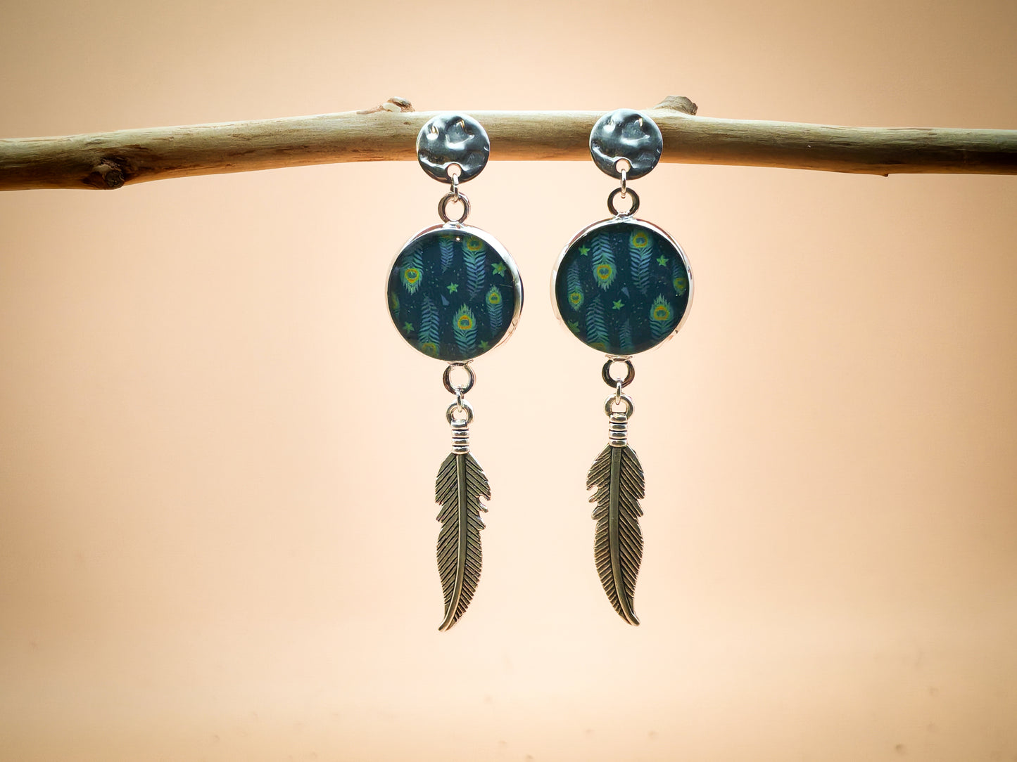 Boucles d'oreilles – Plumes de paon et éclats d’étoiles