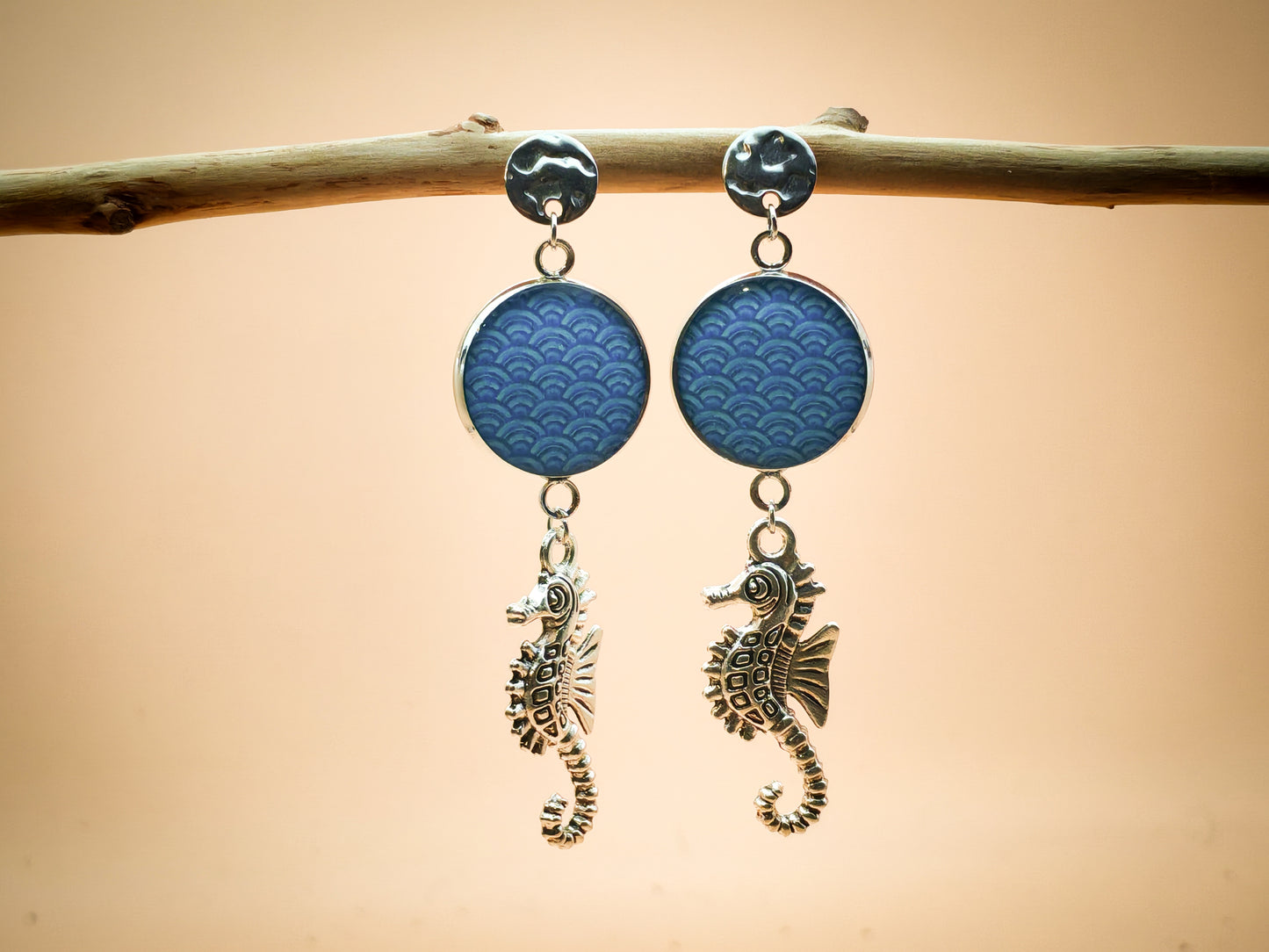 Boucles d'oreilles – Vagues indigo et hippocampes curieux
