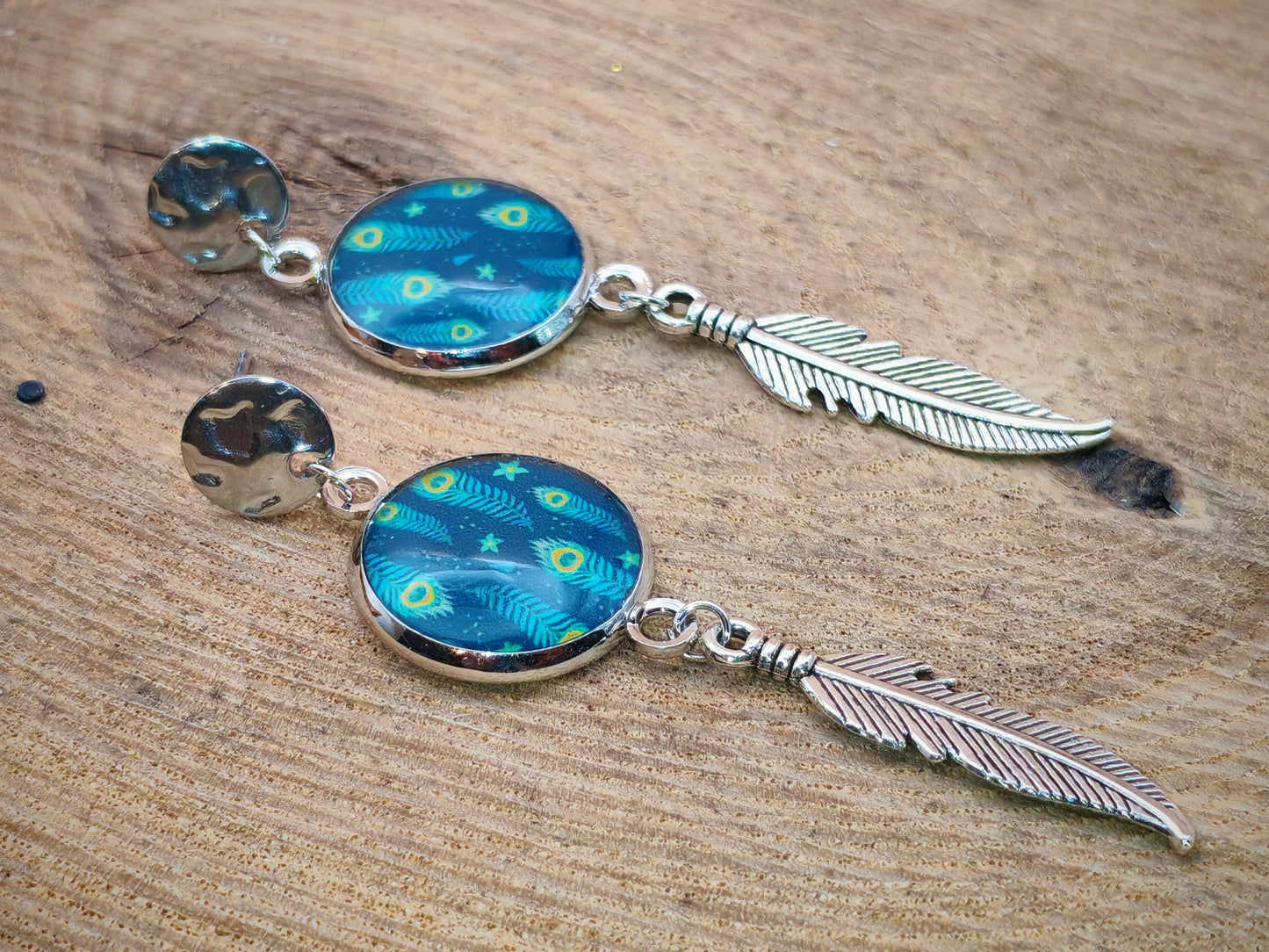 Boucles d'oreilles – Plumes de paon et éclats d’étoiles