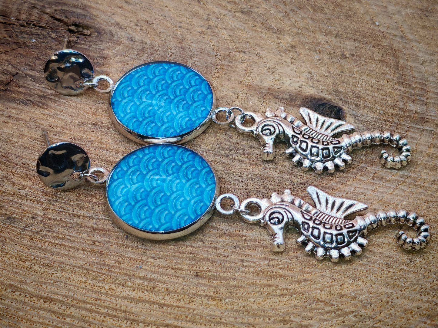 Boucles d'oreilles – Vagues indigo et hippocampes curieux
