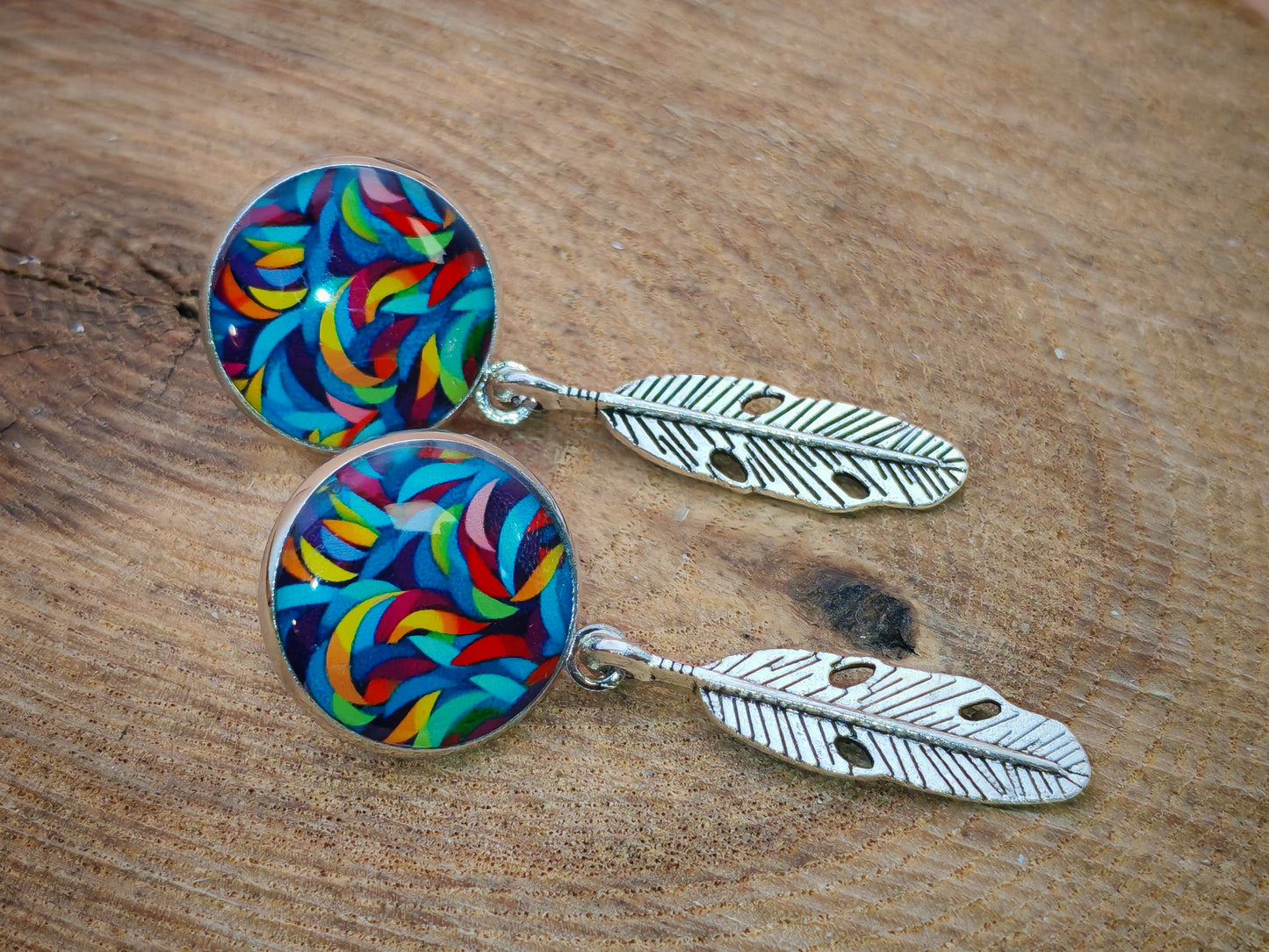 Boucles d’oreilles – Flammes multicolores et plumes argentées