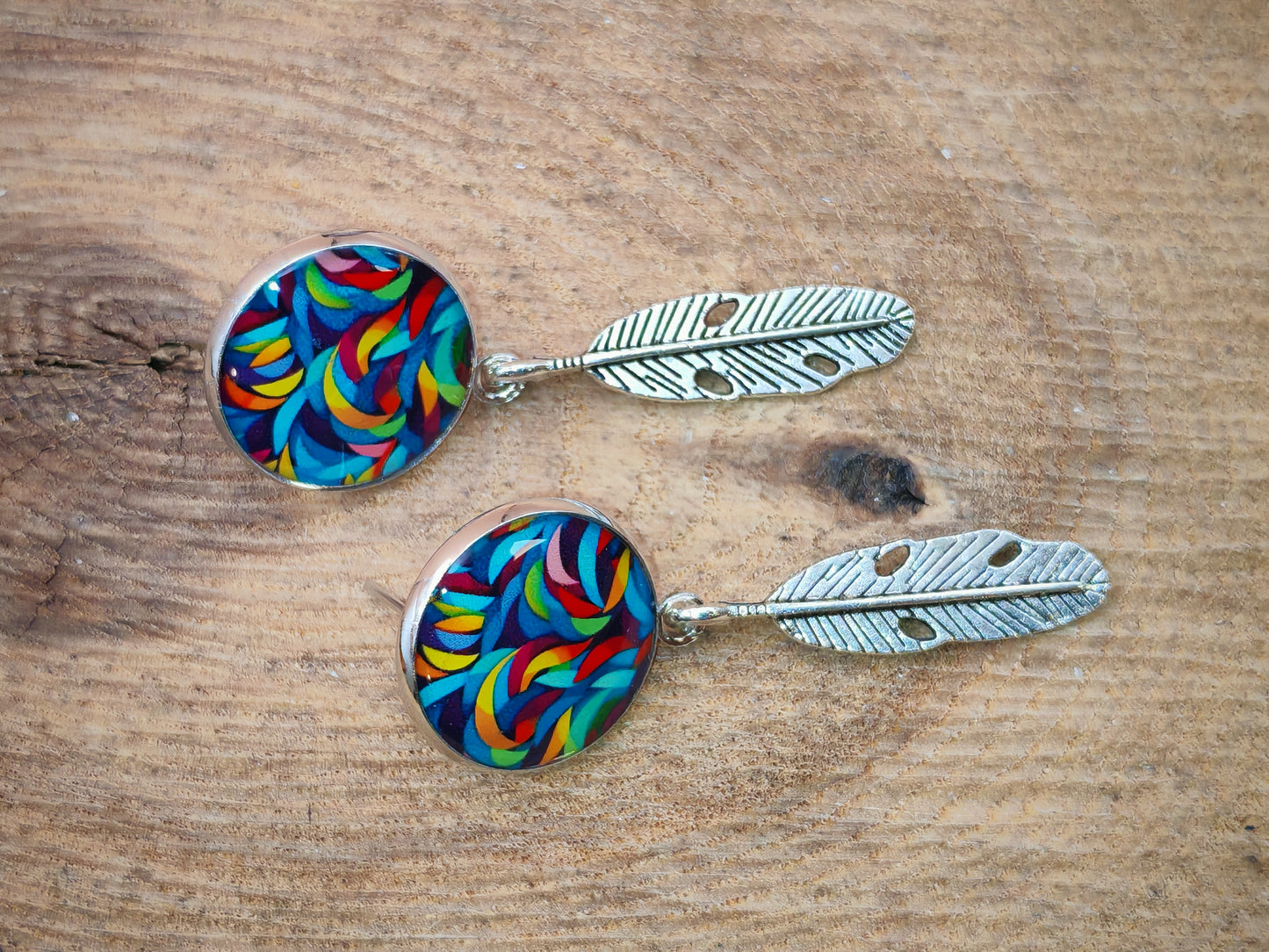 Boucles d’oreilles – Flammes multicolores et plumes argentées